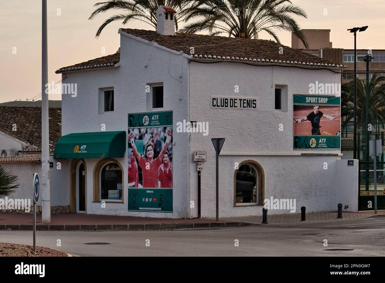 Ferrer Tennisclub und Akademie (ATF) Sportshop in Xabia (Javea) Alicante (Alacant) Comunitat Valenciana (Valencian Community), Spanien, Europa Stockfoto