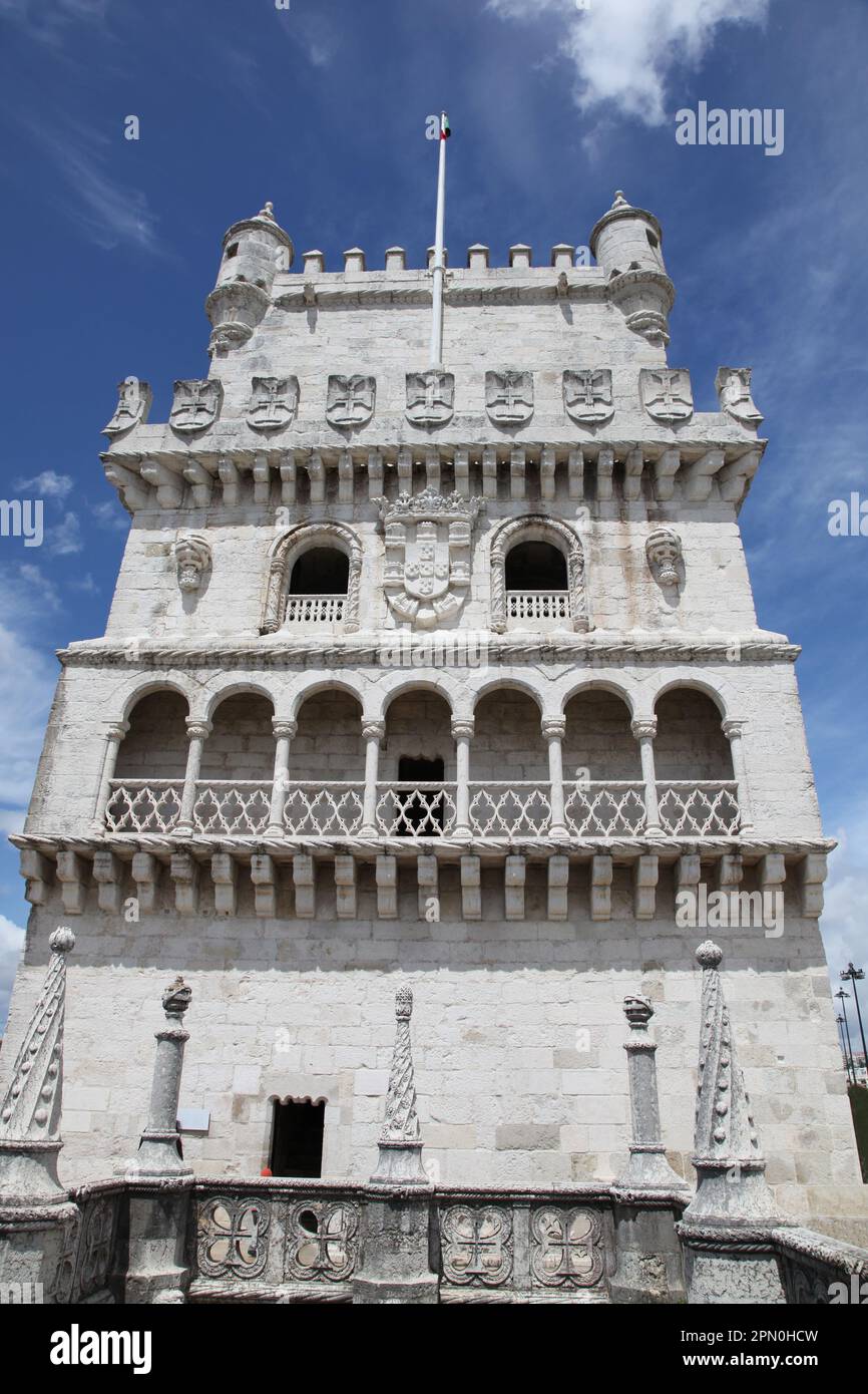 Torre de Belem ist ein befestigter Turm in Lissabon Portugal. Der Turm wurde in der Erde 16. Jahrhundert gebaut und bildete einen Teil des Verteidigungssystems an der ent Stockfoto