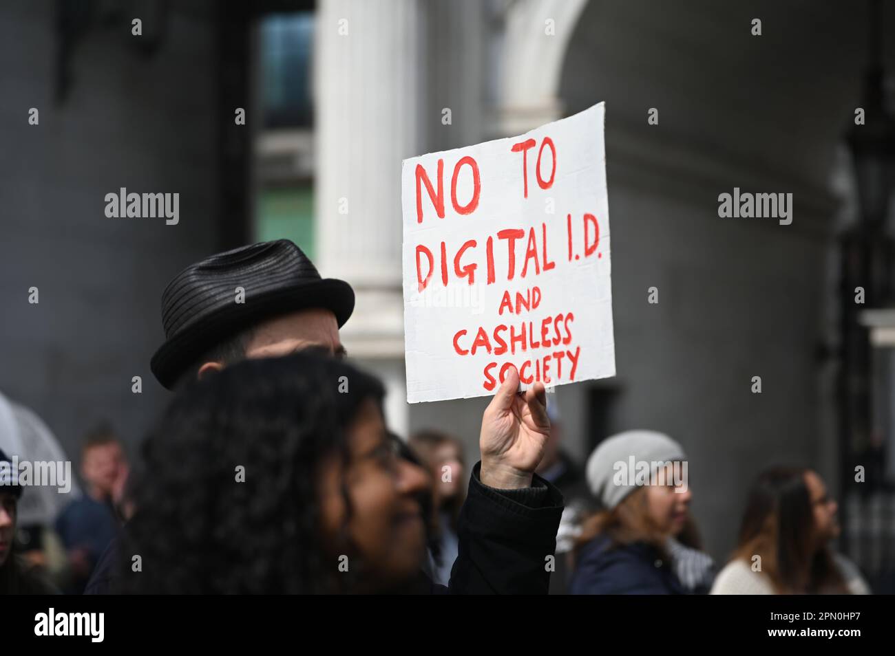 London, Großbritannien. 2023-04-15. Protest gegen die kaschenlose Gesellschaft, ULEZ, No to 15-min City, Stop the Social credit System, Climate change control, digital currency control and Health care control Assembly in Marble Arch. Kredit: Siehe Li/Picture Capital/Alamy Live News Stockfoto