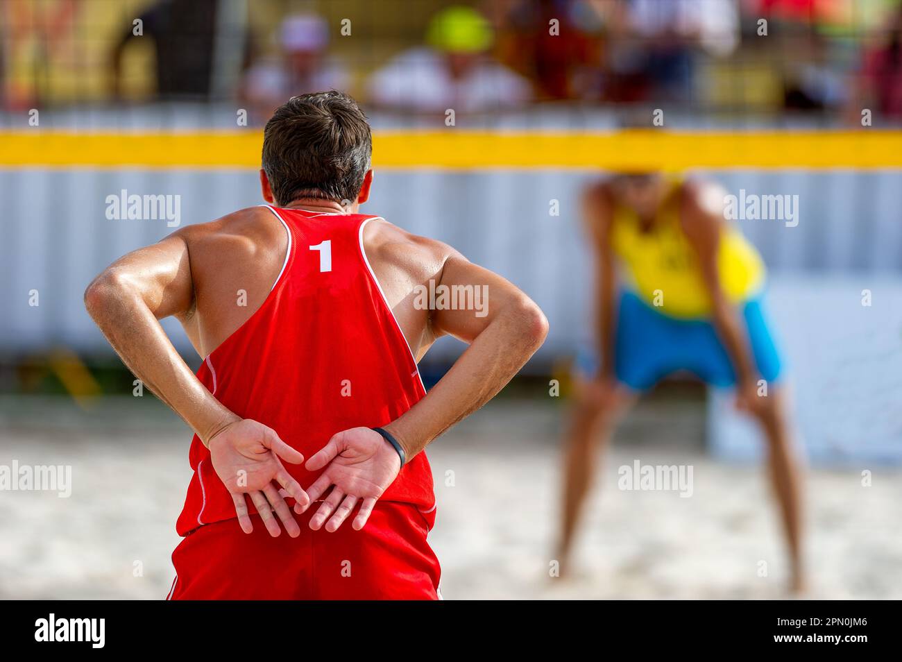 Ein Volleyballspieler sendet Signale an seinen Teamkollegen Stockfoto