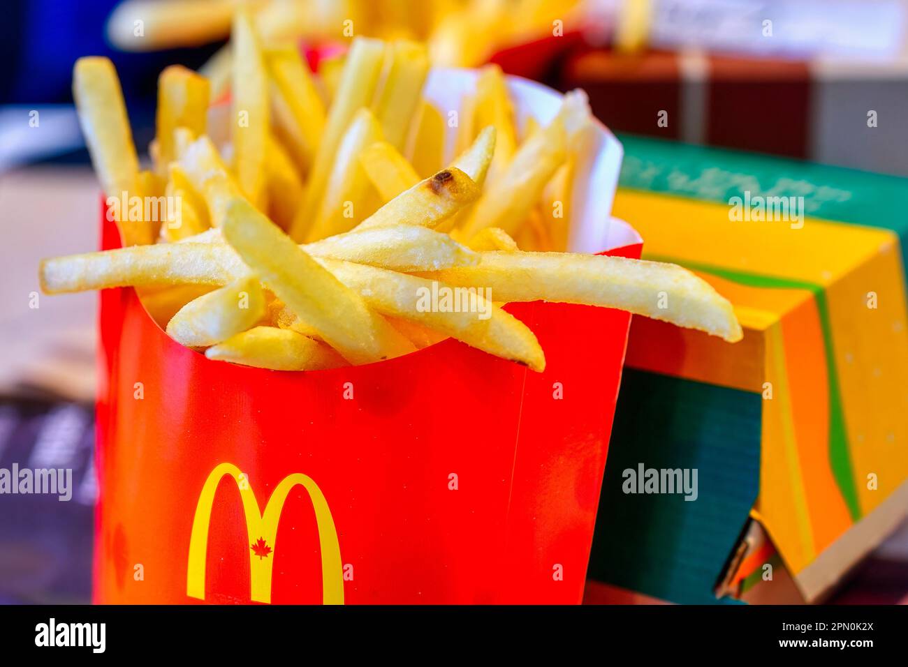 Toronto, Kanada - 15. April 2023: Pommes frites und die Schachtel eines Hühnchen Big Mac. Beliebtes Essen in einem McDonald's Restaurant Stockfoto