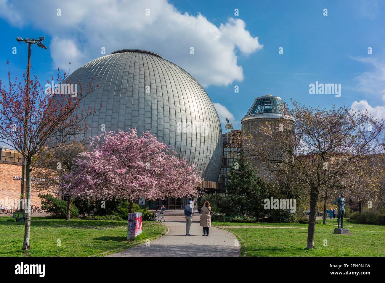 Kuppel des Zeiss Major Planetarium (Zeiss-Großplanetarium), Planetarium entlang der Prenzlauer Allee im Frühjahr 2023, Berlin, Deutschland, Europa Stockfoto