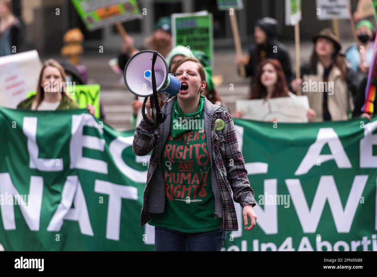 Seattle, USA. 15. April 2023. Erheben Sie sich auf 4 Abtreibungsrechte-Gruppe und pro-Choice-Fürsprecher, die sich auf Capitol Hill im Cal Anderson Park versammelten, bevor sie in die Innenstadt zum Westlake Park marschierten. Landesweite Proteste finden statt, nachdem ein texanischer Richter entschieden hat, dass die FDA die Abtreibungspille Mifepriston vor über zwei Jahrzehnten unangemessen genehmigt hat. Das Urteil bringt potenziell jeden Bürger in den USA in Gefahr, dass ihm der Zugang zu den Medikamenten verweigert wird. Ein Richter des Bundesstaates Washington hat das Urteil zum Schutz der Verwendung der Medikamente in 17 demokratisch geführten Staaten vorübergehend eingestellt. James Anderson/Alamy Live News Stockfoto