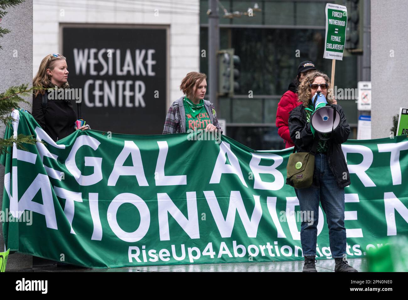 Seattle, USA. 15. April 2023. Erheben Sie sich auf 4 Abtreibungsrechte-Gruppe und pro-Choice-Fürsprecher, die sich auf Capitol Hill im Cal Anderson Park versammelten, bevor sie in die Innenstadt zum Westlake Park marschierten. Landesweite Proteste finden statt, nachdem ein texanischer Richter entschieden hat, dass die FDA die Abtreibungspille Mifepriston vor über zwei Jahrzehnten unangemessen genehmigt hat. Das Urteil bringt potenziell jeden Bürger in den USA in Gefahr, dass ihm der Zugang zu den Medikamenten verweigert wird. Ein Richter des Bundesstaates Washington hat das Urteil zum Schutz der Verwendung der Medikamente in 17 demokratisch geführten Staaten vorübergehend eingestellt. James Anderson/Alamy Live News Stockfoto