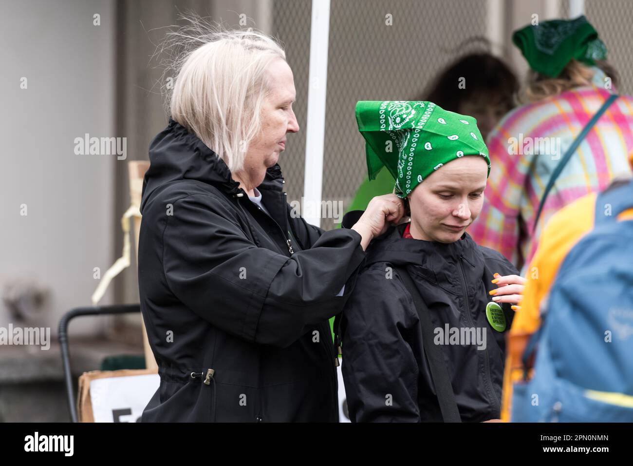 Seattle, USA. 15. April 2023. Erheben Sie sich auf 4 Abtreibungsrechte-Gruppe und pro-Choice-Fürsprecher, die sich auf Capitol Hill im Cal Anderson Park versammelten, bevor sie in die Innenstadt zum Westlake Park marschierten. Landesweite Proteste finden statt, nachdem ein texanischer Richter entschieden hat, dass die FDA die Abtreibungspille Mifepriston vor über zwei Jahrzehnten unangemessen genehmigt hat. Das Urteil bringt potenziell jeden Bürger in den USA in Gefahr, dass ihm der Zugang zu den Medikamenten verweigert wird. Ein Richter des Bundesstaates Washington hat das Urteil zum Schutz der Verwendung der Medikamente in 17 demokratisch geführten Staaten vorübergehend eingestellt. James Anderson/Alamy Live News Stockfoto