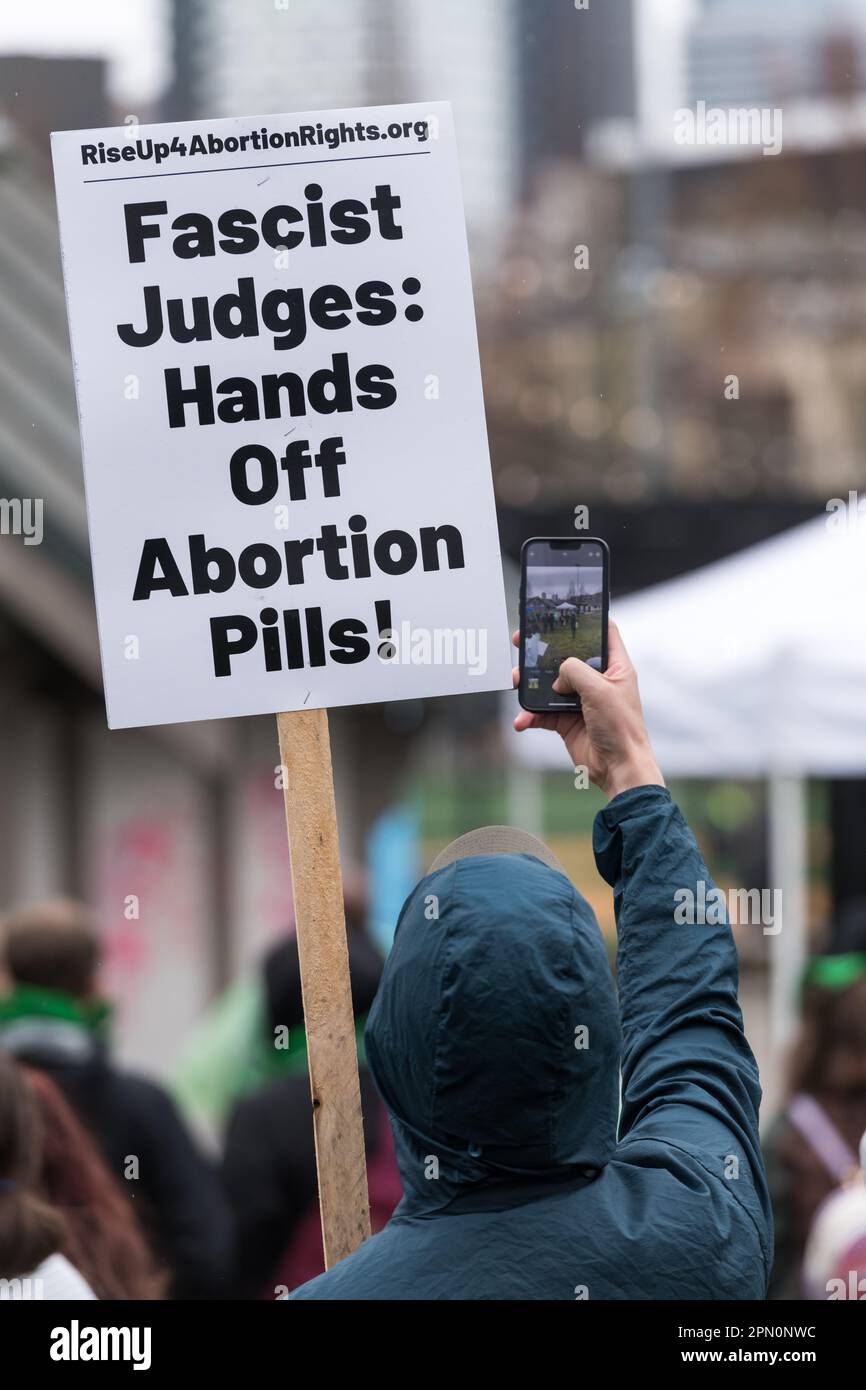 Seattle, USA. 15. April 2023. Erheben Sie sich auf 4 Abtreibungsrechte-Gruppe und pro-Choice-Fürsprecher, die sich auf Capitol Hill im Cal Anderson Park versammelten, bevor sie in die Innenstadt zum Westlake Park marschierten. Landesweite Proteste finden statt, nachdem ein texanischer Richter entschieden hat, dass die FDA die Abtreibungspille Mifepriston vor über zwei Jahrzehnten unangemessen genehmigt hat. Das Urteil bringt potenziell jeden Bürger in den USA in Gefahr, dass ihm der Zugang zu den Medikamenten verweigert wird. Ein Richter des Bundesstaates Washington hat das Urteil zum Schutz der Verwendung der Medikamente in 17 demokratisch geführten Staaten vorübergehend eingestellt. James Anderson/Alamy Live News Stockfoto