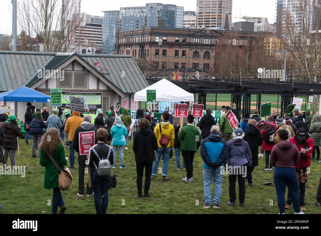 Seattle, USA. 15. April 2023. Erheben Sie sich auf 4 Abtreibungsrechte-Gruppe und pro-Choice-Fürsprecher, die sich auf Capitol Hill im Cal Anderson Park versammelten, bevor sie in die Innenstadt zum Westlake Park marschierten. Landesweite Proteste finden statt, nachdem ein texanischer Richter entschieden hat, dass die FDA die Abtreibungspille Mifepriston vor über zwei Jahrzehnten unangemessen genehmigt hat. Das Urteil bringt potenziell jeden Bürger in den USA in Gefahr, dass ihm der Zugang zu den Medikamenten verweigert wird. Ein Richter des Bundesstaates Washington hat das Urteil zum Schutz der Verwendung der Medikamente in 17 demokratisch geführten Staaten vorübergehend eingestellt. James Anderson/Alamy Live News Stockfoto