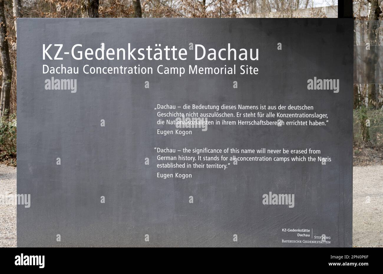 Eingangsschild zur Gedenkstätte Dachau Stockfoto