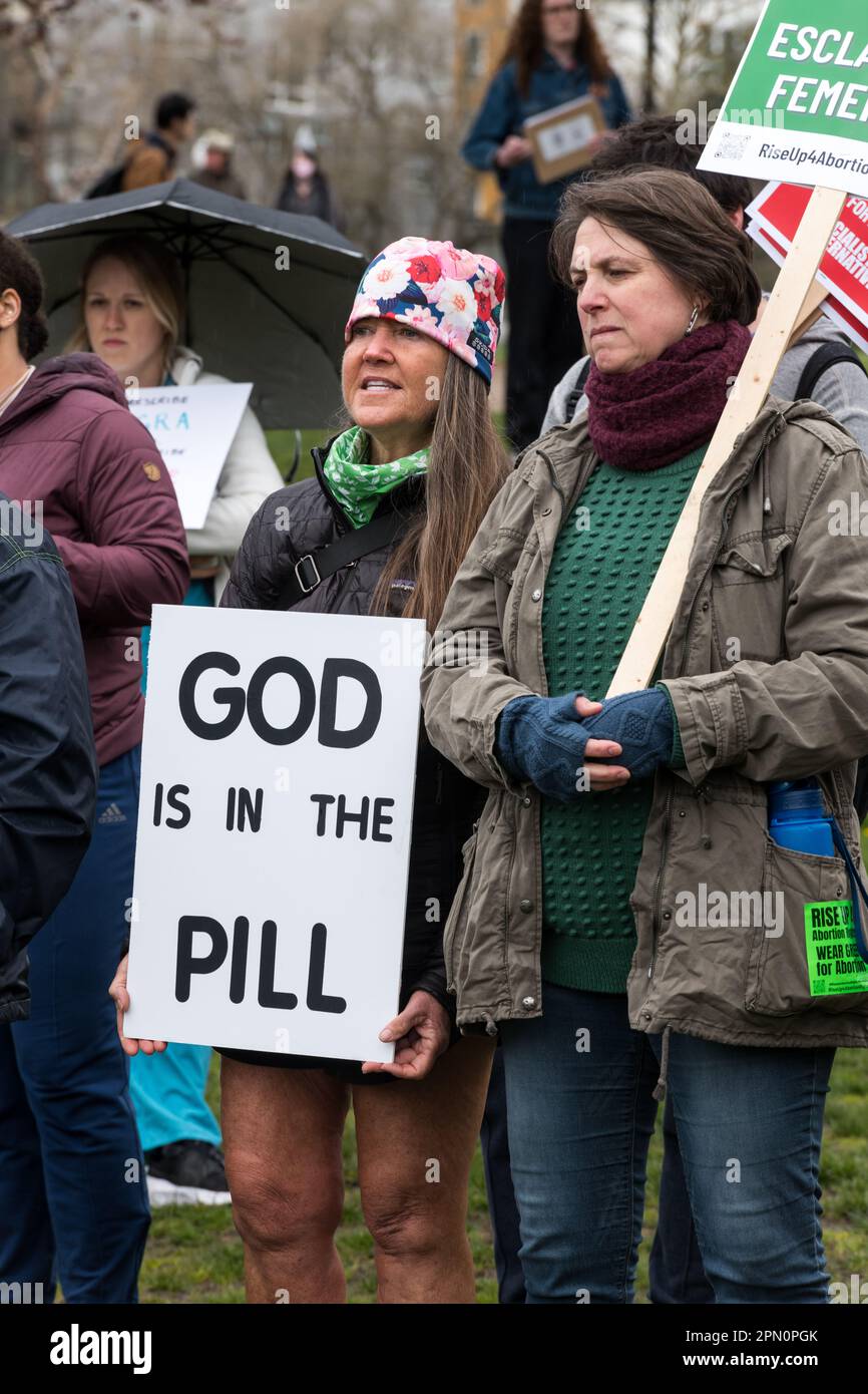 Seattle, USA. 15. April 2023. Erheben Sie sich auf 4 Abtreibungsrechte-Gruppe und pro-Choice-Fürsprecher, die sich auf Capitol Hill im Cal Anderson Park versammelten, bevor sie in die Innenstadt zum Westlake Park marschierten. Landesweite Proteste finden statt, nachdem ein texanischer Richter entschieden hat, dass die FDA die Abtreibungspille Mifepriston vor über zwei Jahrzehnten unangemessen genehmigt hat. Das Urteil bringt potenziell jeden Bürger in den USA in Gefahr, dass ihm der Zugang zu den Medikamenten verweigert wird. Ein Richter des Bundesstaates Washington hat das Urteil zum Schutz der Verwendung der Medikamente in 17 demokratisch geführten Staaten vorübergehend eingestellt. James Anderson/Alamy Live News Stockfoto