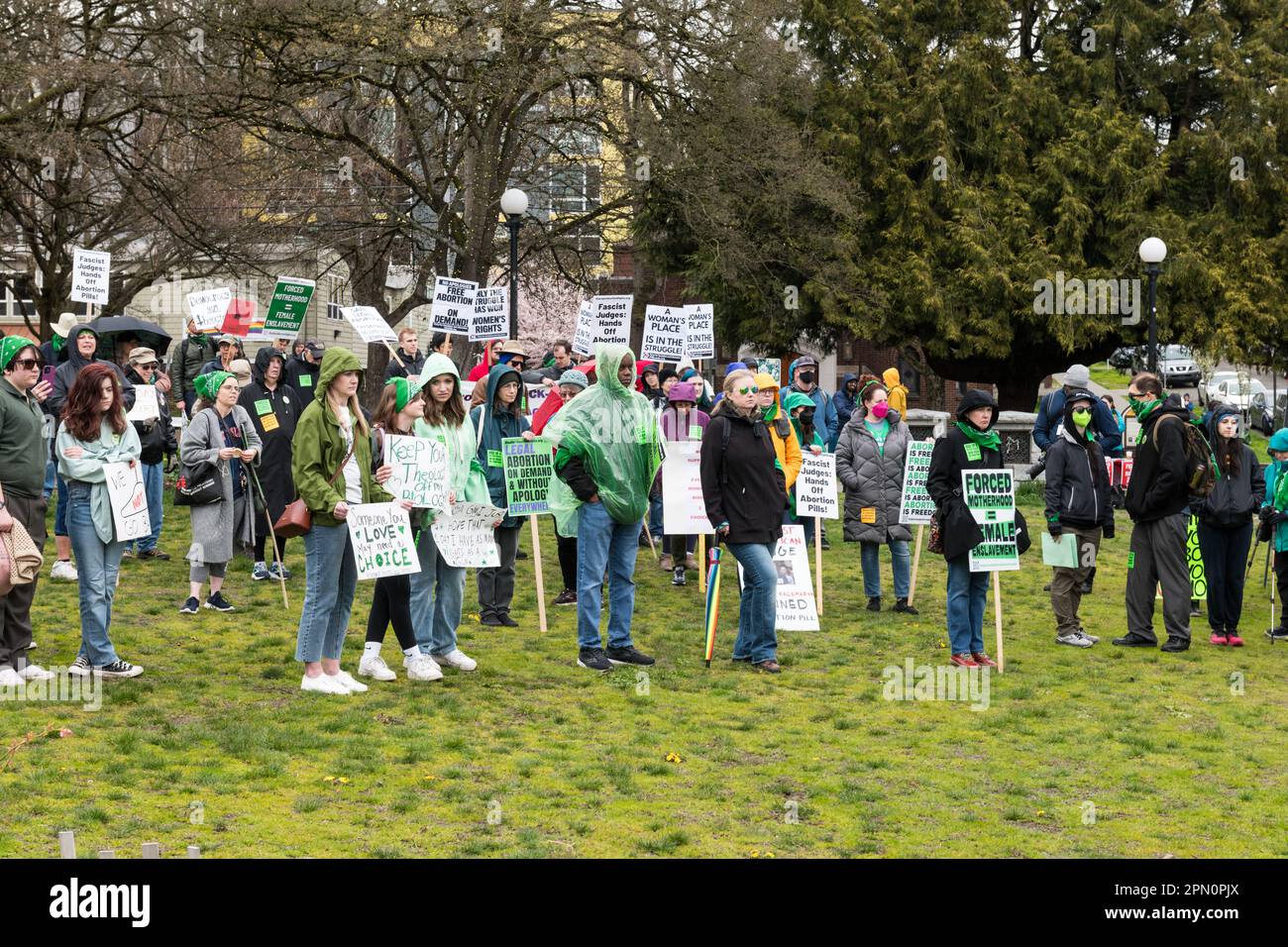 Seattle, USA. 15. April 2023. Erheben Sie sich auf 4 Abtreibungsrechte-Gruppe und pro-Choice-Fürsprecher, die sich auf Capitol Hill im Cal Anderson Park versammelten, bevor sie in die Innenstadt zum Westlake Park marschierten. Landesweite Proteste finden statt, nachdem ein texanischer Richter entschieden hat, dass die FDA die Abtreibungspille Mifepriston vor über zwei Jahrzehnten unangemessen genehmigt hat. Das Urteil bringt potenziell jeden Bürger in den USA in Gefahr, dass ihm der Zugang zu den Medikamenten verweigert wird. Ein Richter des Bundesstaates Washington hat das Urteil zum Schutz der Verwendung der Medikamente in 17 demokratisch geführten Staaten vorübergehend eingestellt. James Anderson/Alamy Live News Stockfoto