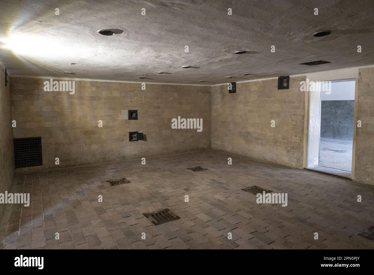 Gaskammer verkleidet als Dusche, aber benutzt, um Opfer mit Prissinsäure-Giftgas zu suffokieren Stockfoto