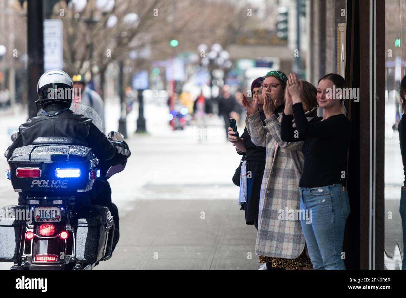 Seattle, USA. 15. April 2023. Erheben Sie sich auf 4 Abtreibungsrechte-Gruppe und pro-Choice-Fürsprecher, die sich auf Capitol Hill im Cal Anderson Park versammelten, bevor sie in die Innenstadt zum Westlake Park marschierten. Landesweite Proteste finden statt, nachdem ein texanischer Richter entschieden hat, dass die FDA die Abtreibungspille Mifepriston vor über zwei Jahrzehnten unangemessen genehmigt hat. Das Urteil bringt potenziell jeden Bürger in den USA in Gefahr, dass ihm der Zugang zu den Medikamenten verweigert wird. Ein Richter des Bundesstaates Washington hat das Urteil zum Schutz der Verwendung der Medikamente in 17 demokratisch geführten Staaten vorübergehend eingestellt. James Anderson/Alamy Live News Stockfoto
