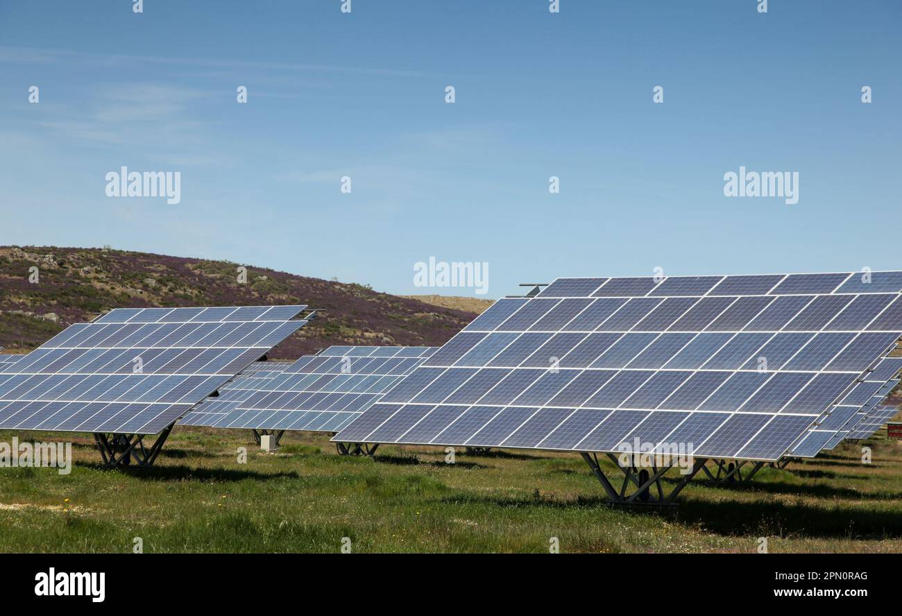 Großer Solarbetrieb im ländlichen Spanien. Stockfoto