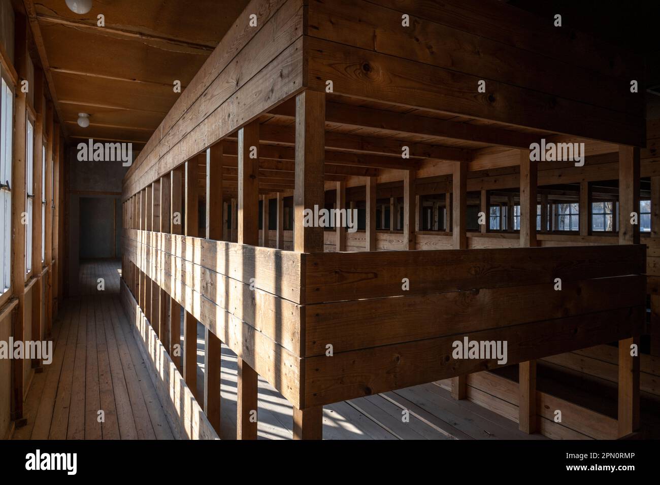 Etagenbetten, die zum Schlafen in den Baracken des Konzentrationslagers Dachau verwendet werden Stockfoto