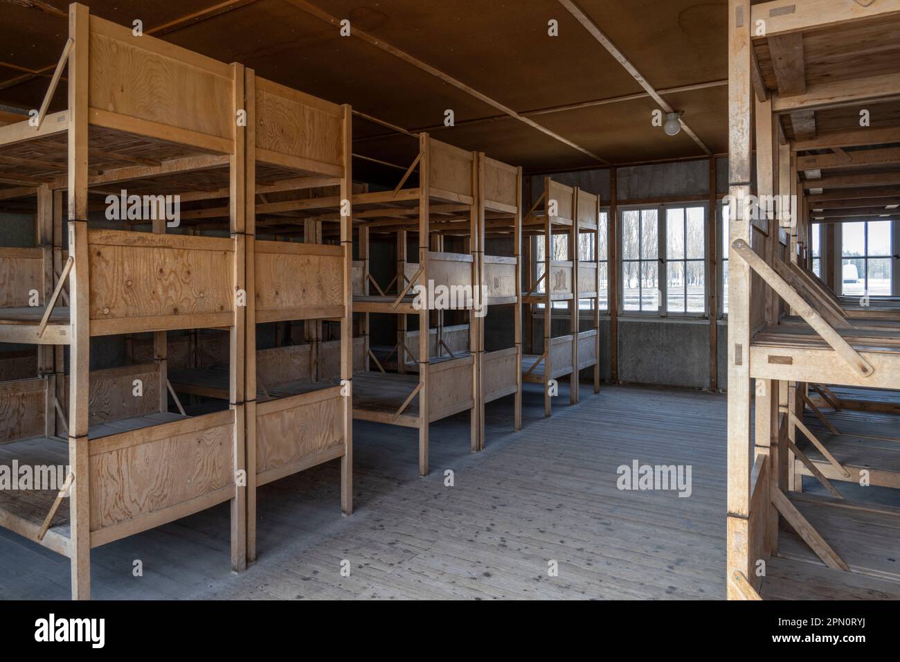 Etagenbetten, in denen man nach 1938 Uhr im Konzentrationslager Dachau in der Baracke schläft Stockfoto
