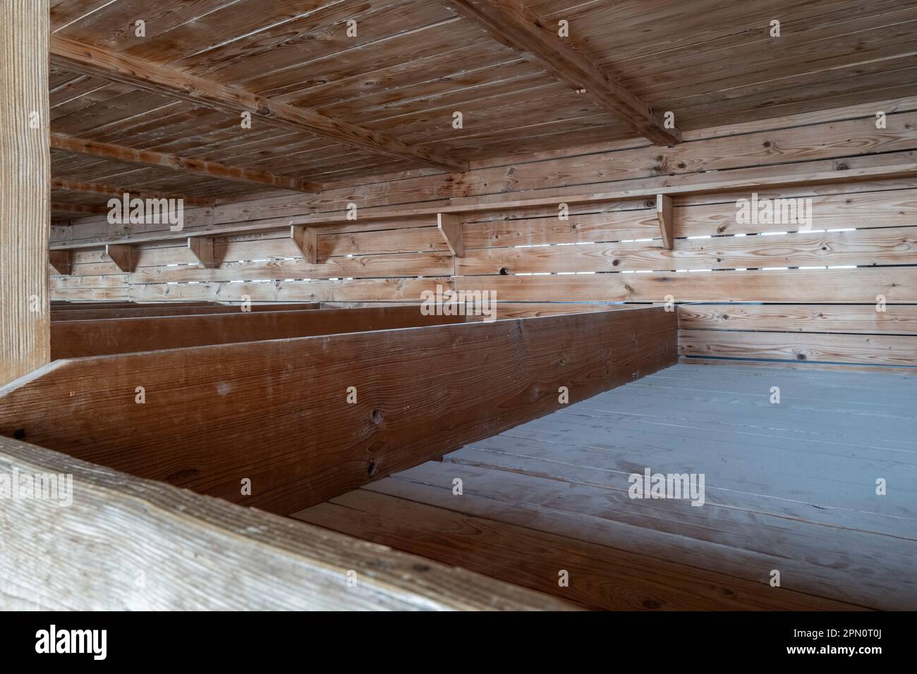 Etagenbetten, die zum Schlafen in den Baracken des Konzentrationslagers Dachau verwendet werden Stockfoto