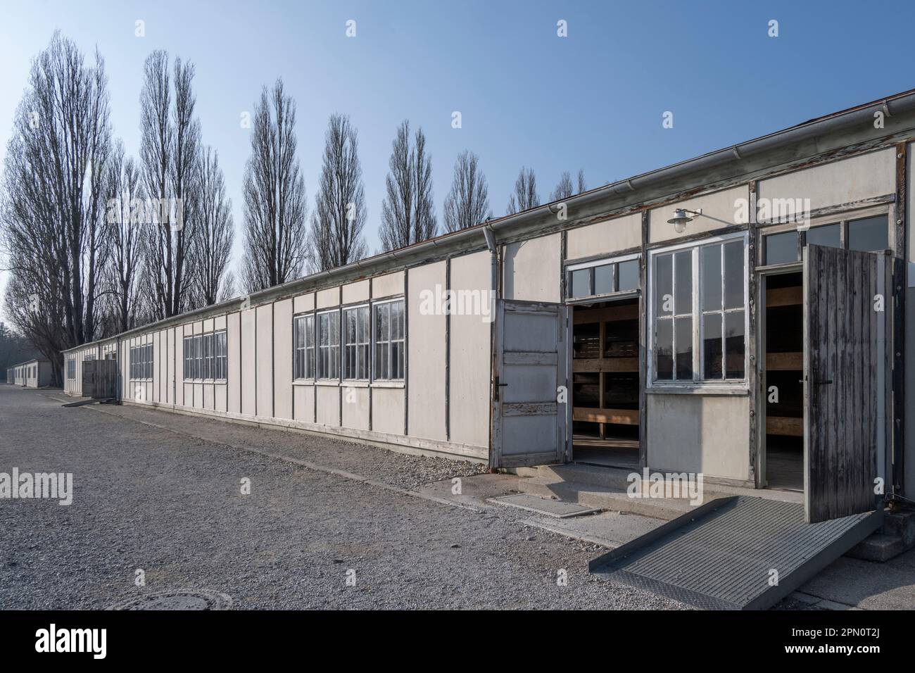 Der Bau der Baracke wurde 1965 vor dem Appell-Bereich des Konzentrationslagers Dachau mit Blick auf die Schlafräume im Inneren durchgeführt Stockfoto