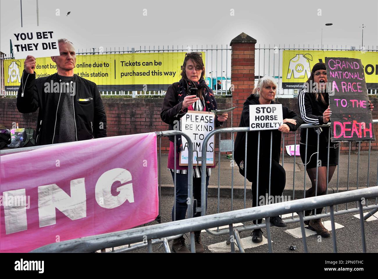 Tierschutzaktivisten von „Animal Rising“ protestieren vor dem Bahnhof Aintree gegen Tierquälerei, Samstag, 15. April 2023 - großer Nationalfeiertag. Stockfoto