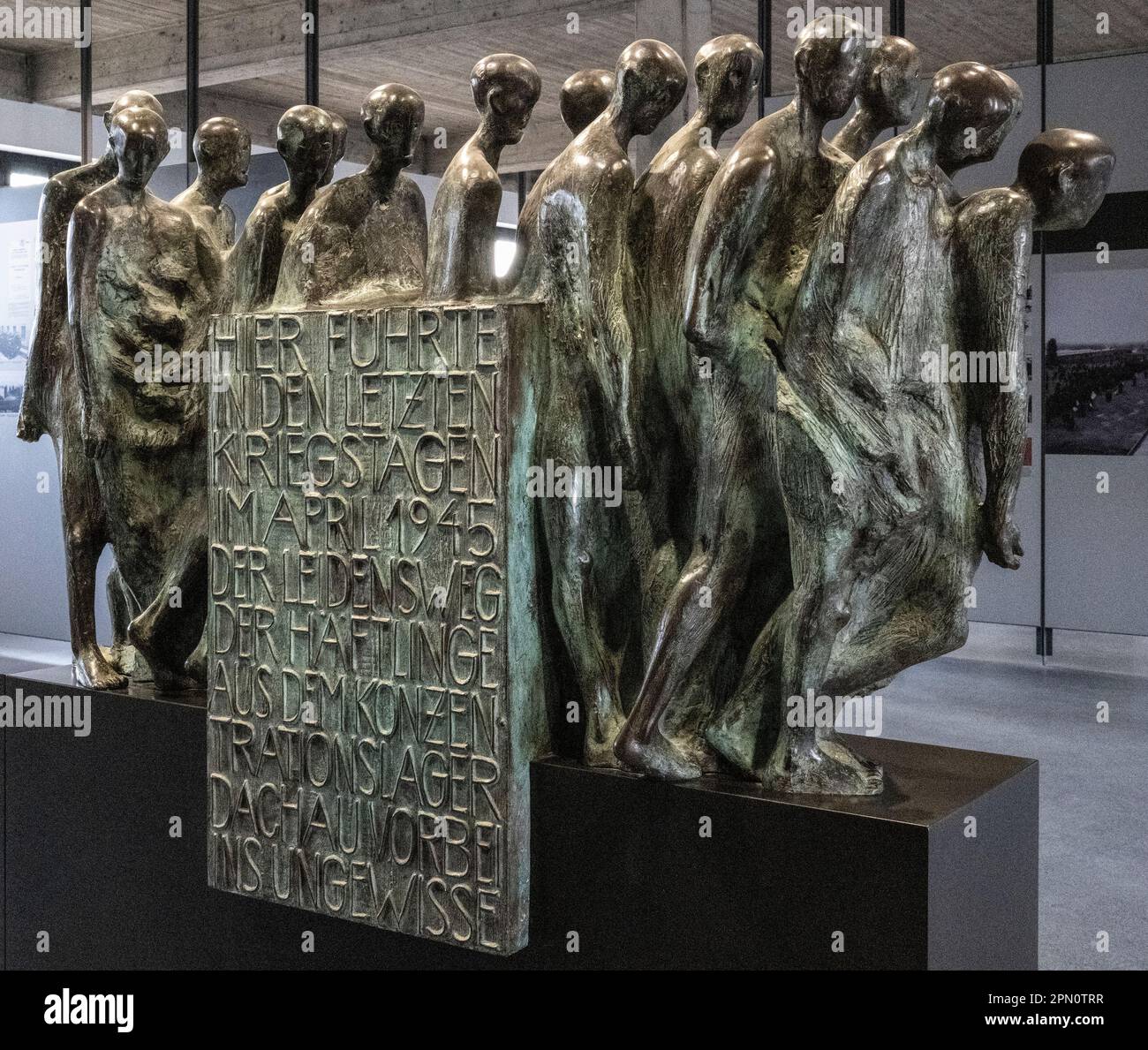 Denkmal zur Erinnerung an die Evakuierungsmärsche für Gefangene aus dem Konzentrationslager Dachau, die 1991 von Weintus von Pilgrim durchgeführt wurden Stockfoto