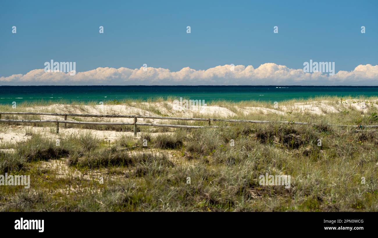 Blick über Sanddünen auf das türkisfarbene Meer am Kirra Beach, Queensland, Australien Stockfoto