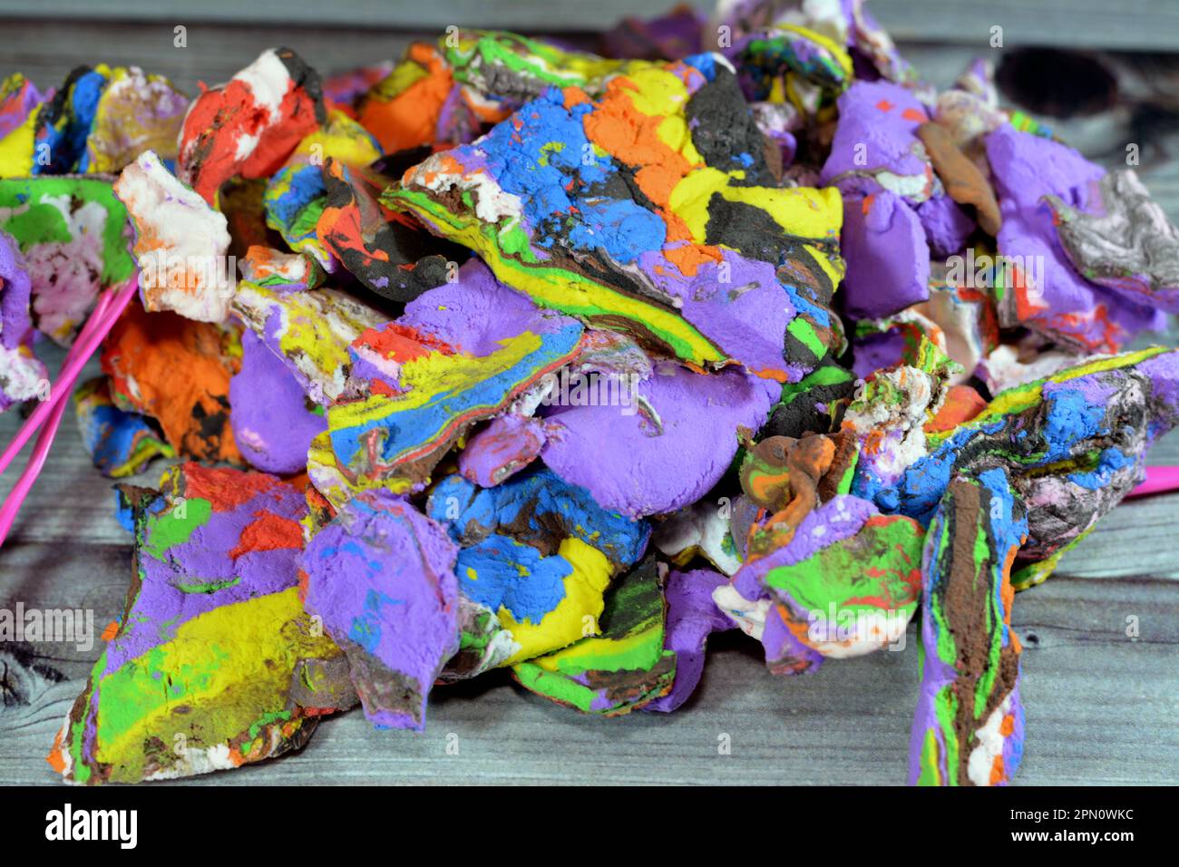 Trockenluft-Ton-Modellierteile für Kinder, kreative Kunst farbenfrohes Handwerk, Packung mit verschiedenen Farben Tonteile für Bildung, Spielen und Kreativi Stockfoto