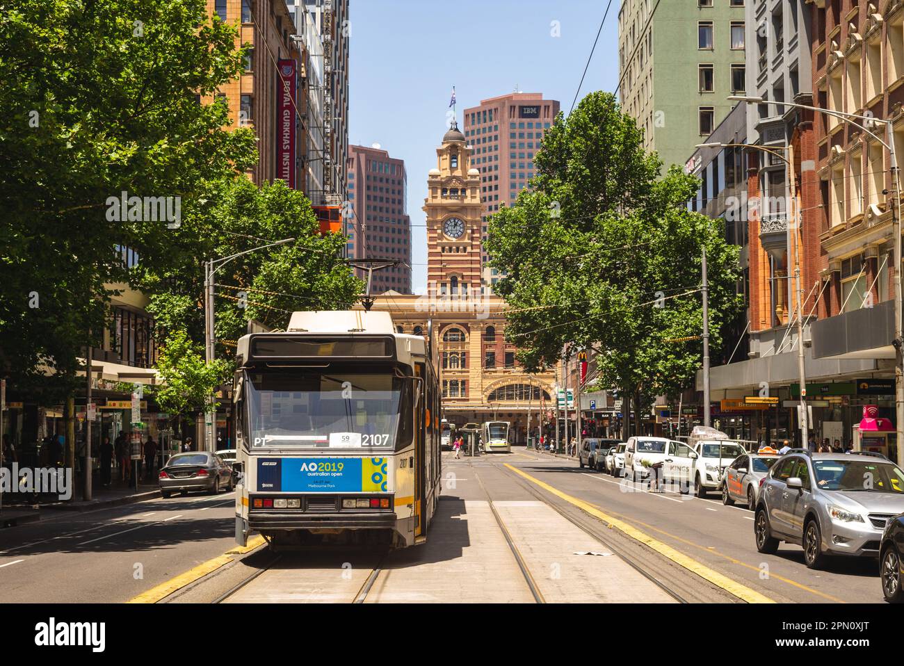 1. Januar 2019: Straßenbahnlinie vor dem Uhrturm des Bahnhofs Flinders Street. der bahnhof flinders Street ist ein 1854 eröffneter Bahnhof Stockfoto