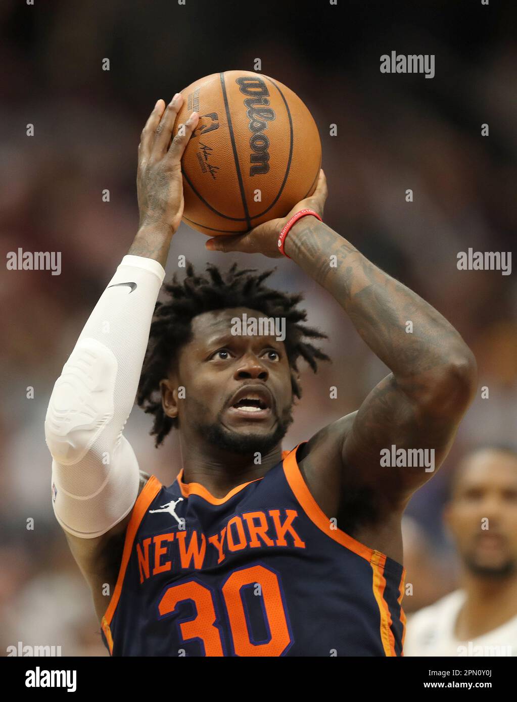 Cleveland, USA. 15. April 2023. New York Knicks Julius Randle (30) schießt am Samstag, den 15. April 2023, bei Rocket Mortgage Fieldhouse in Cleveland, Ohio, gegen die Cleveland Cavaliers in der zweiten Hälfte. Foto: Aaron Josefczyk/UPI Credit: UPI/Alamy Live News Stockfoto