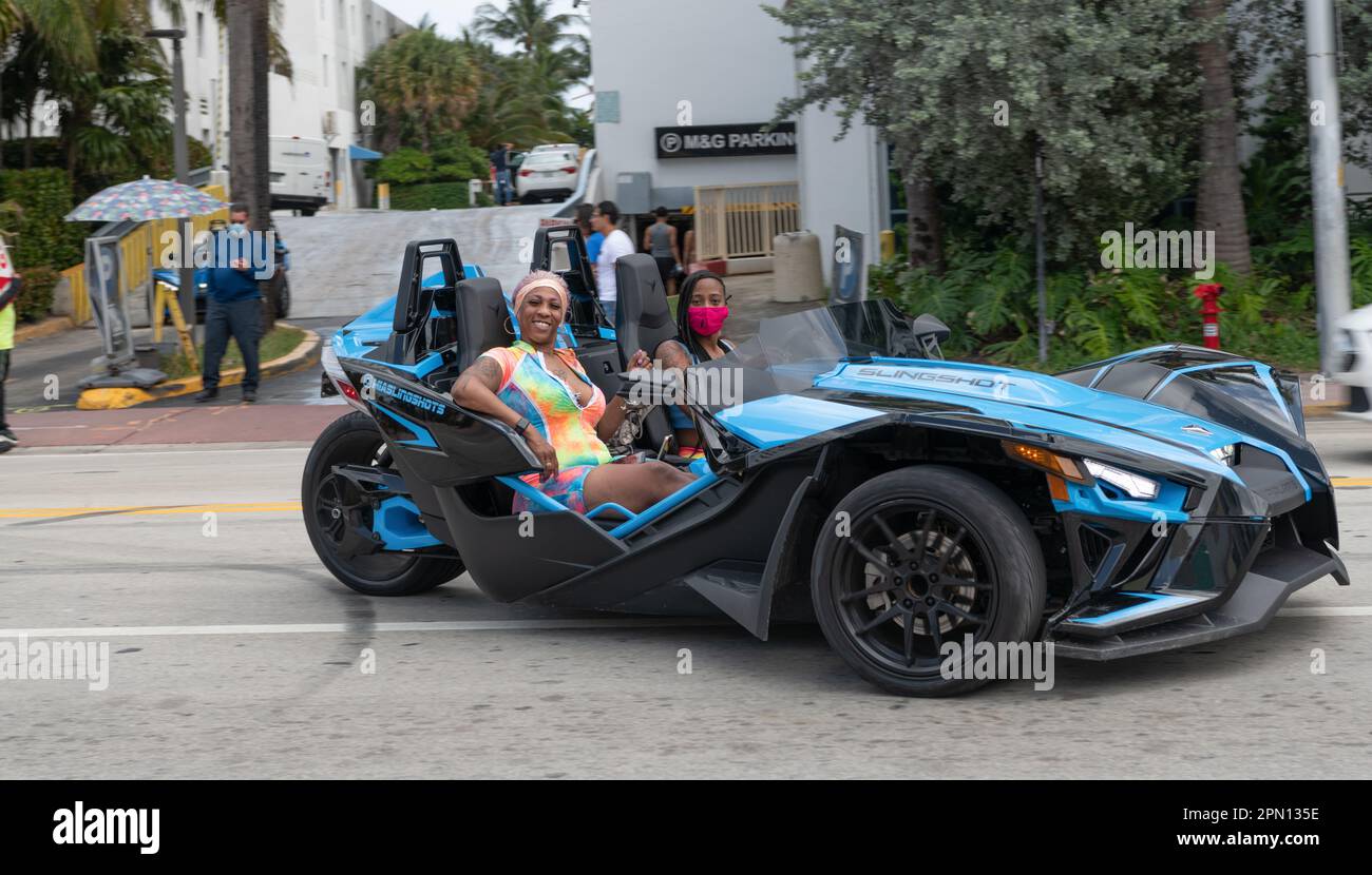 Miami Beach, Florida USA - 19. März 2021: Blaue polaris-Schleuder mit Fahrer, Eckansicht. Stockfoto