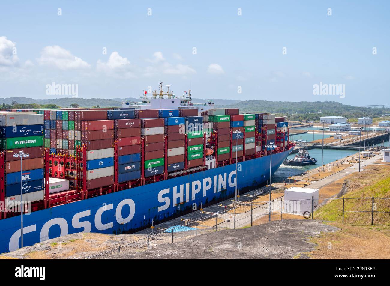 Colon, Panama - 2. April 2023: Blick auf ein Containerschiff an den Schleusen von Agua Clara auf dem Panamakanal. Stockfoto