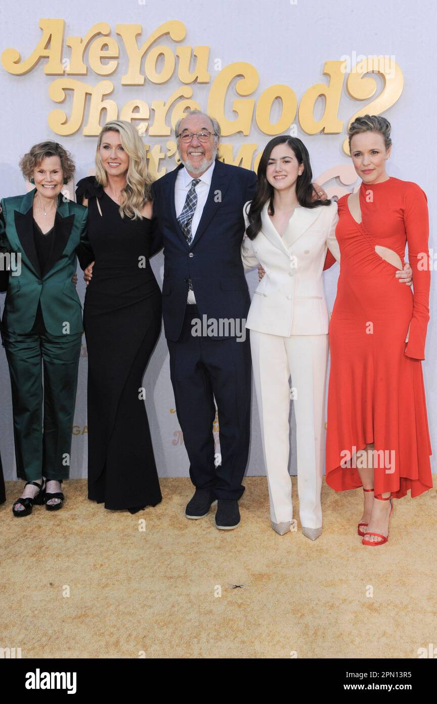 Los Angeles, Kalifornien. 15. April 2023. Judy Blume, Kelly Fremon Craig, James Brooks, Abby Ryder Fortson, Rachel McAdams bei der Ankunft für SIND SIE DA, GOTT? ICH bin'S, MARGARET Premiere, Westwood Regency Village Theatre, Los Angeles, CA, 15. April 2023. Kredit: Elizabeth Goodenough/Everett Collection/Alamy Live News Stockfoto