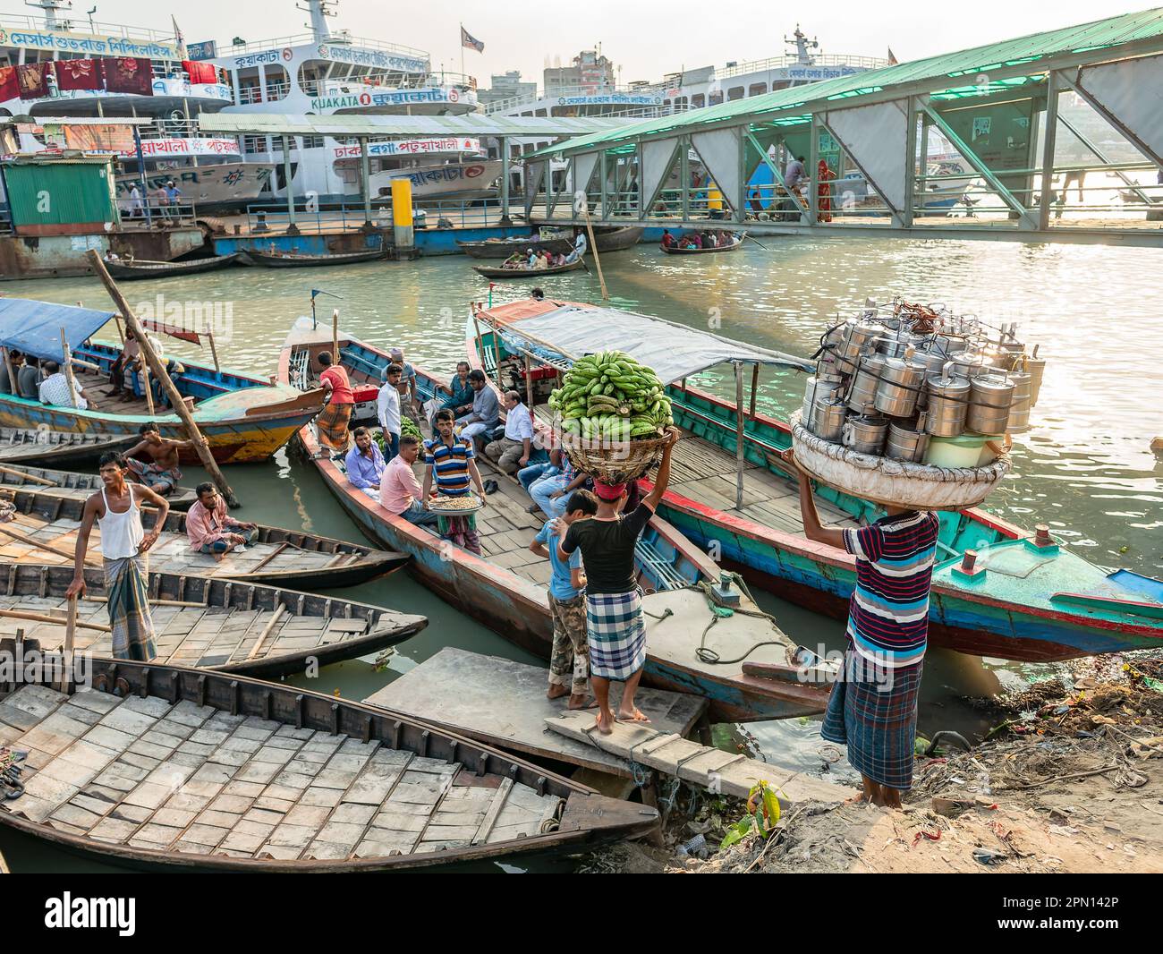 Fähren verschiedener Größen an der Wise Ghat Boat Station am Buriganga River in Dhaka, der Hauptstadt von Bangladesch. Stockfoto