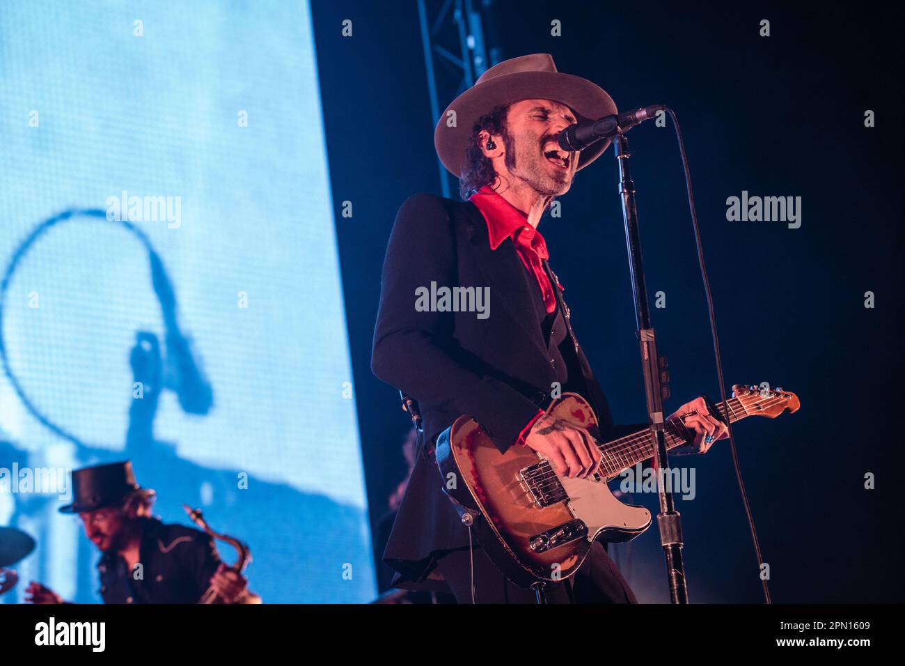 Pamplona, Spanien. 15. April 2023. Leiva hat live auf der Bühne gespielt. Der spanische Musiker und Sänger-Songwriter José Miguel Conejo Torres, besser bekannt als Leiva, präsentiert seine „When you Bite Your Lip“-Tour 2023 in der Navarra Arena. Kredit: SOPA Images Limited/Alamy Live News Stockfoto