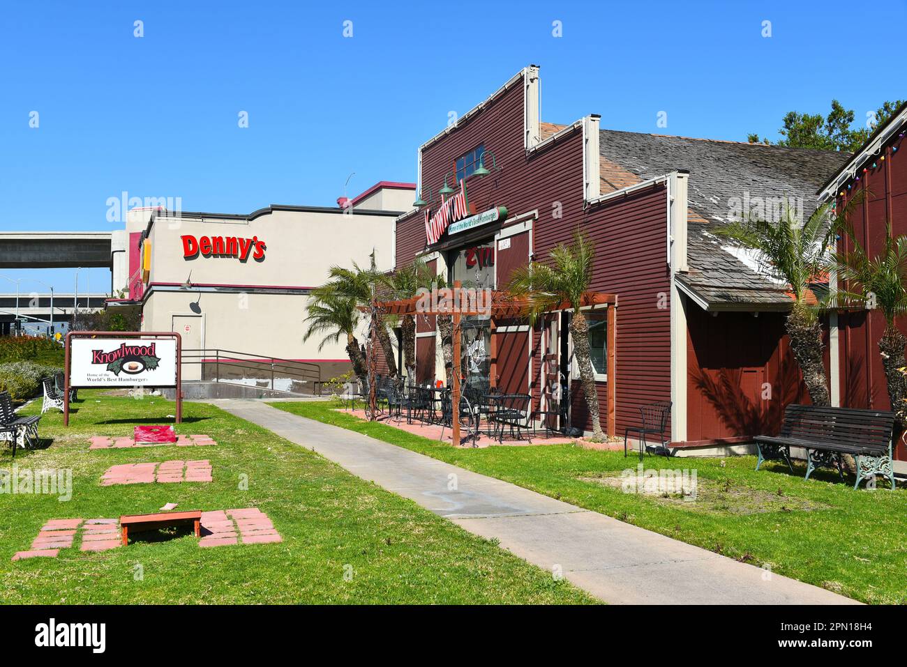 IRVINE, KALIFORNIEN - 9. April 2023: Dennys Restaurant und Knowlwood Restaurant in der Altstadt von Irvine im ehemaligen Blacksmith Shop und Garage of the Irvine Stockfoto