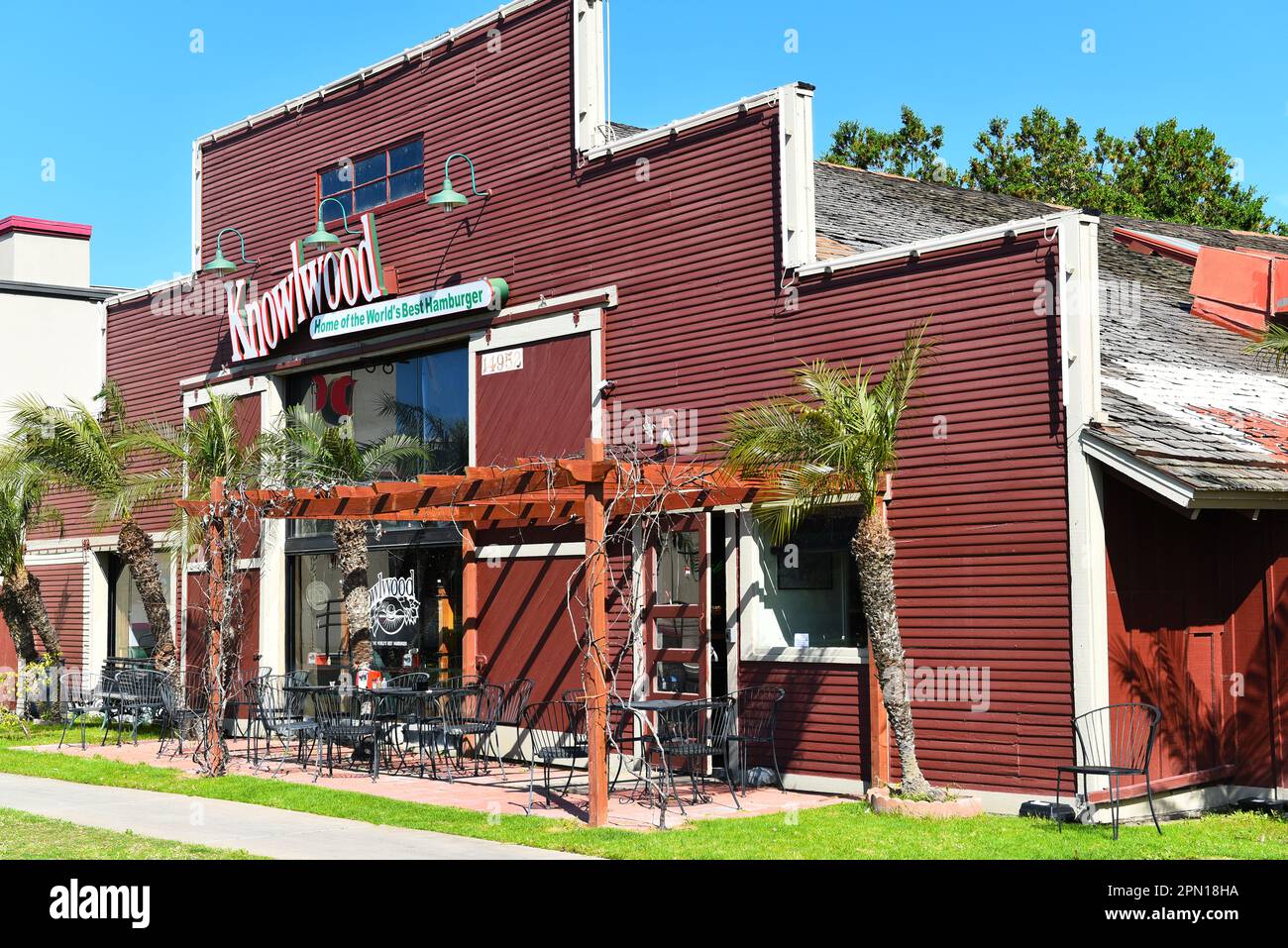 IRVINE, KALIFORNIEN - 9. April 2023: Knowlwood Restaurant in der Altstadt von Irvine in der ehemaligen Schmiede der Irvine Ranch. Stockfoto