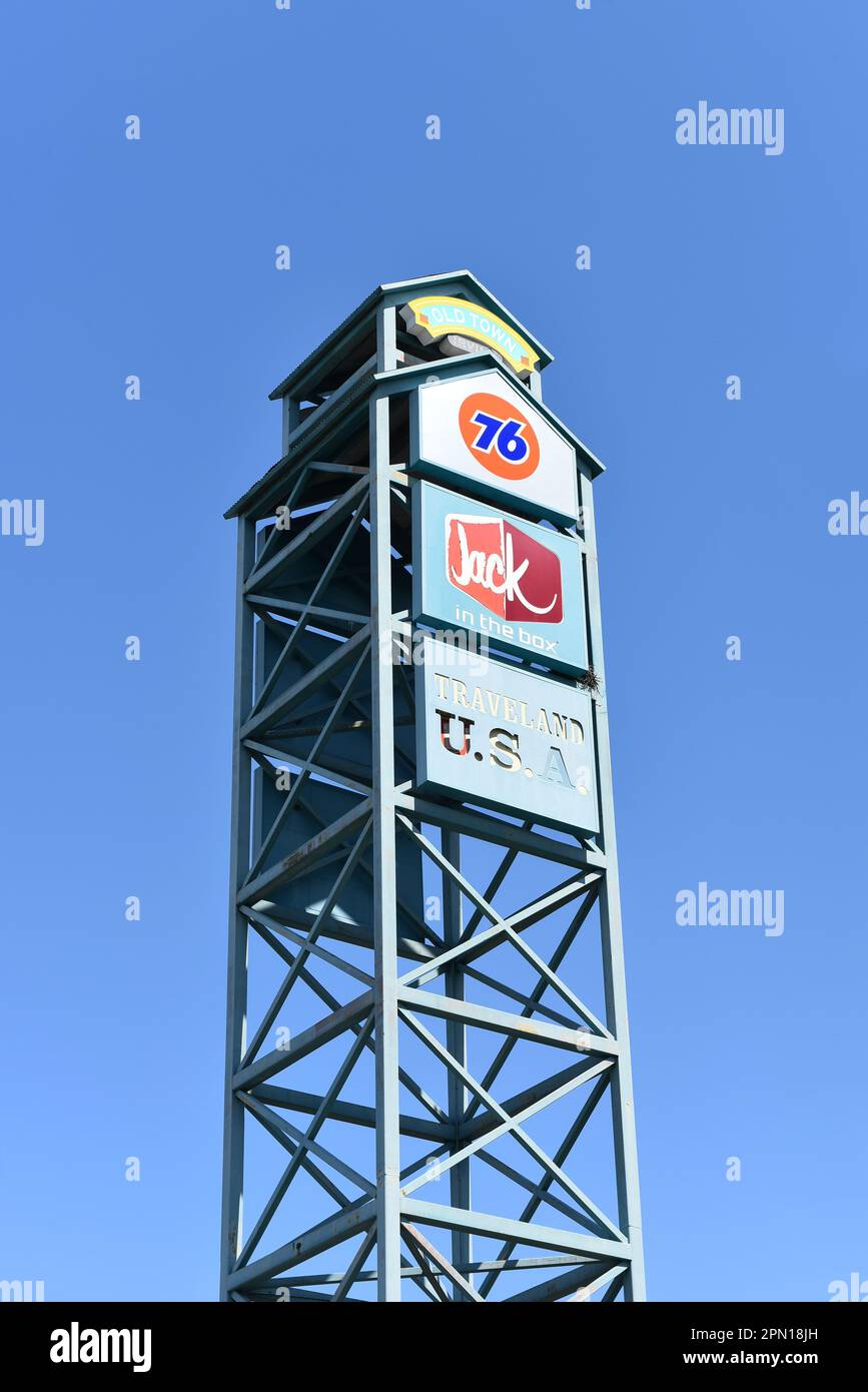 IRVINE, KALIFORNIEN - 9. April 2023: Old Town Irvine, Turmschild, sichtbar vom Santa Ana Freeway. Stockfoto