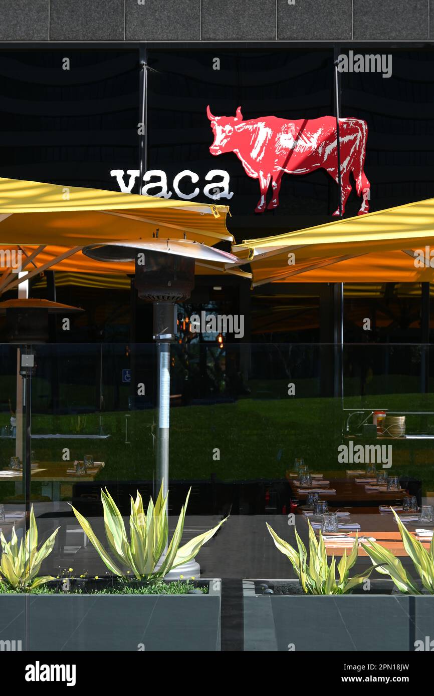 COSTA MESA, KALIFORNIEN - 3. April 2023: Vaca Restaurant mit authentischer spanischer Küche im Town Center Park. Stockfoto