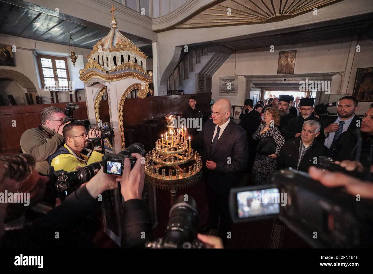 Geshkesida, Türkei. 14. April 2023. Der griechische Außenminister Nikos Dendias besuchte am Heiligen Freitag die Insel Imvros (Geshkesida) in der Türkei. Er nahm an der Messe der Klagen und Epitaph-Prozession in der Kirche Evangelistrien unter Leitung von Vartholomew Teil. Kredit: SOPA Images Limited/Alamy Live News Stockfoto