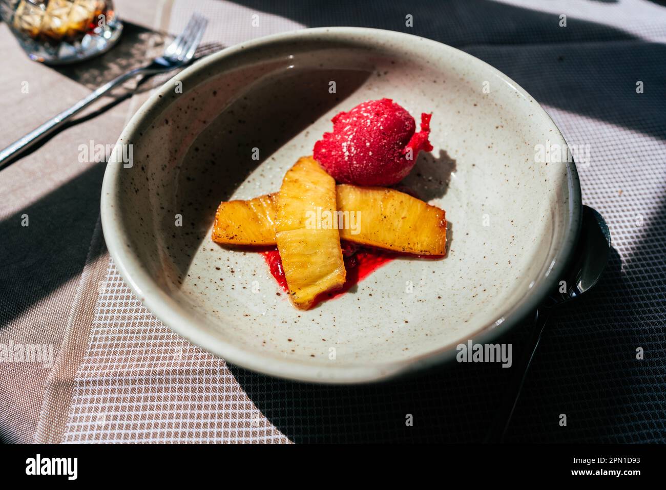 Dessert: Gebackene Ananas mit Himbeereis Stockfoto