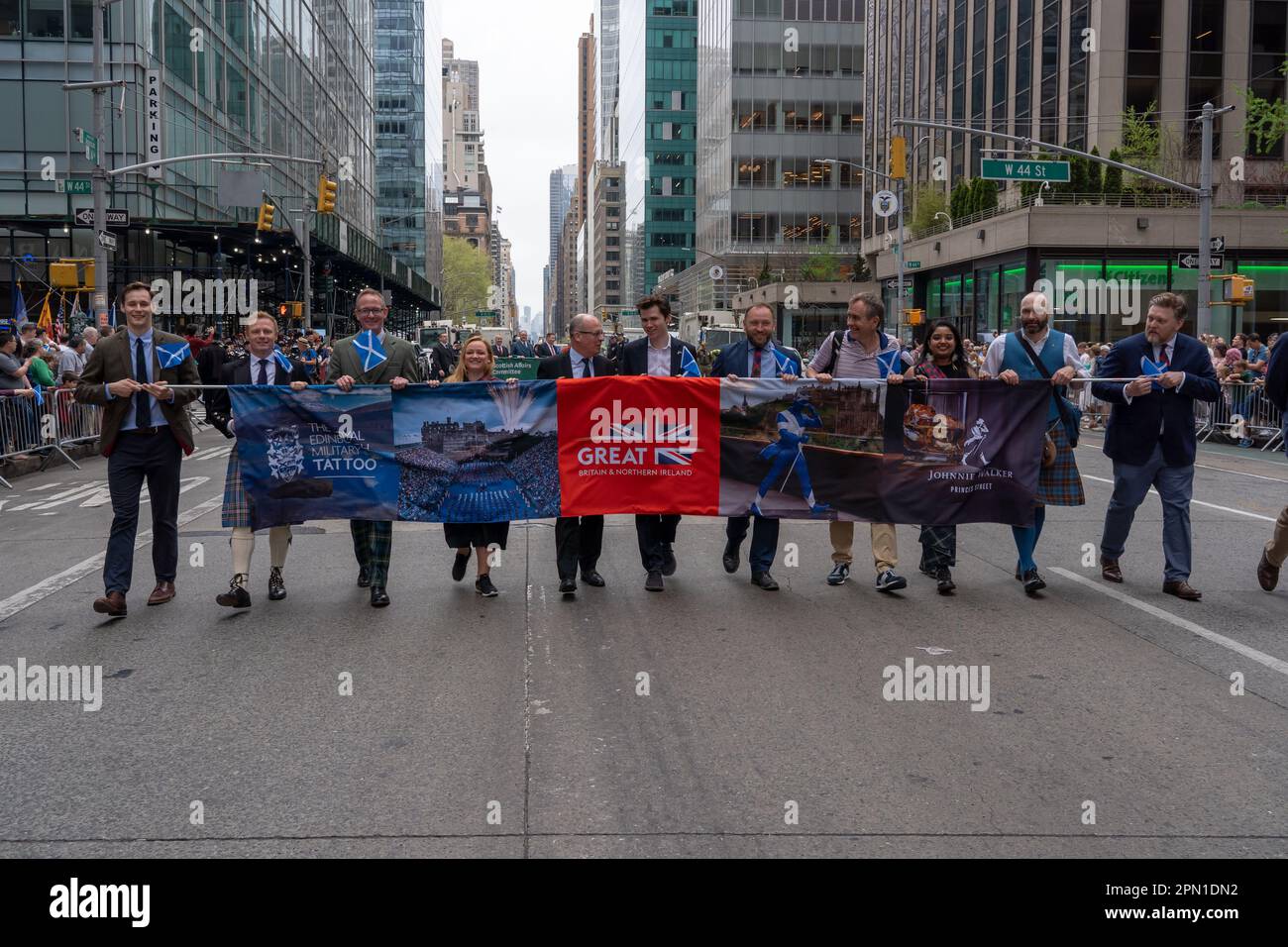 New York, Usa. 15. April 2023. Die Teilnehmer marschieren auf der 25. Jährlichen Tartan Day Parade in Manhattan. Kredit: SOPA Images Limited/Alamy Live News Stockfoto