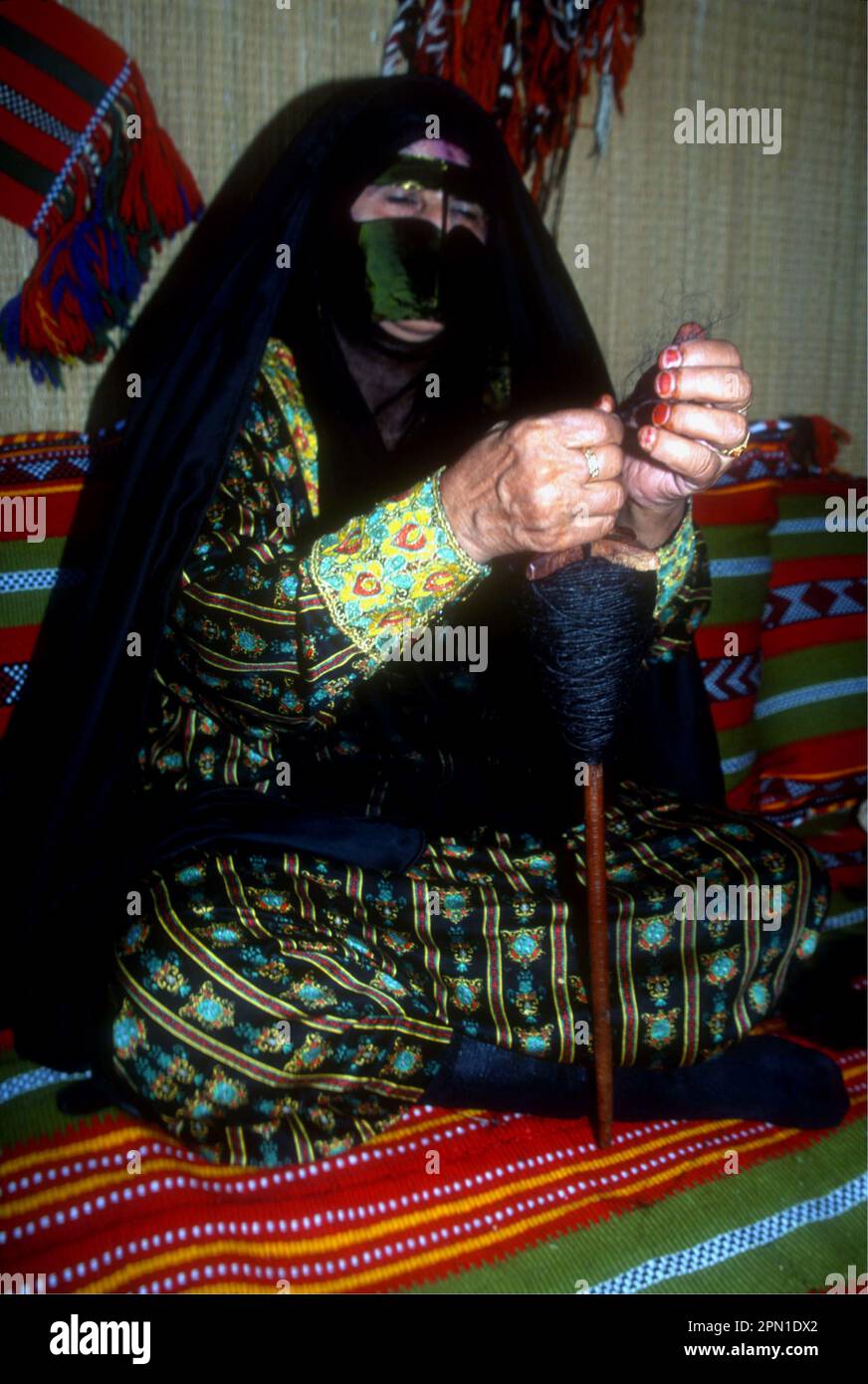 Beduinenfrau, die Wolle spinnt, Abu Dhabi Stockfoto