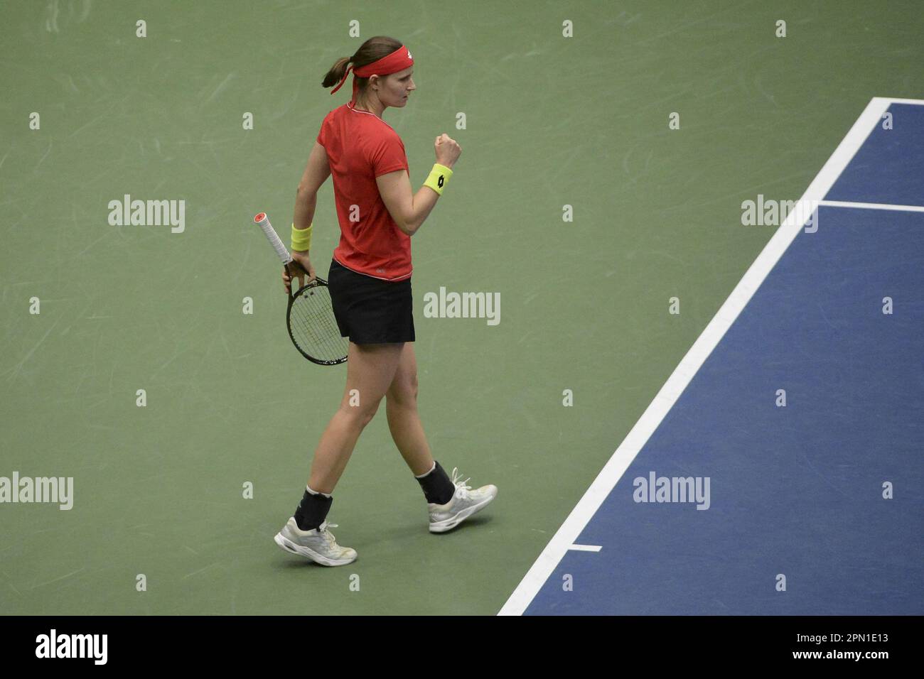 Vancouver, Kanada. 15. April 2023. Der belgische Greet Minnen nahm am Samstag, den 15. April 2023, bei einem Tennisspiel gegen die kanadische Sebov, den vierten Kautschuk in der Versammlung zwischen Kanada und Belgien, in den Qualifikationsspielen für den Billie Jean King Cup in Vancouver, Kanada, auf. BELGA FOTO ANNE-MARIE SORVIN Kredit: Belga News Agency/Alamy Live News Stockfoto