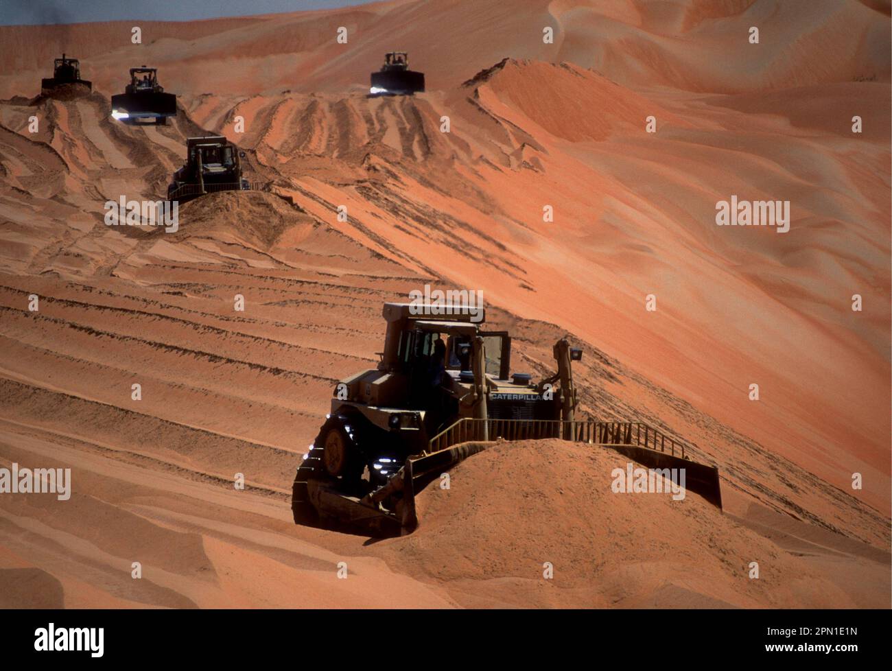 Bulldozer, die die Wüstendünen für die Landwirtschaft in Abu Dhabi 1980er flachlegen Stockfoto