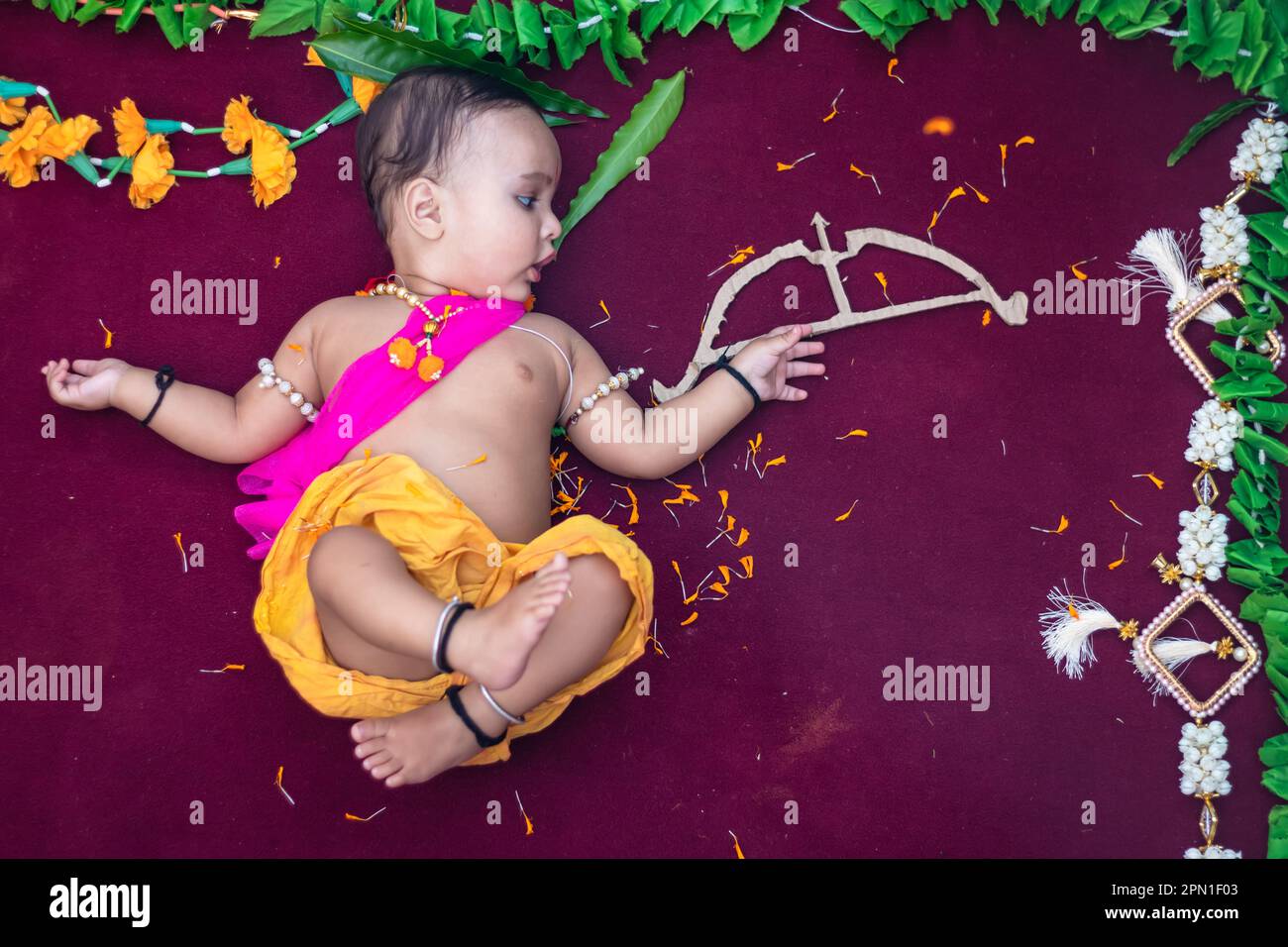 Süßer indischer Junge kleidet sich wie lord rama mit Schleife und Blumen aus dem oberen Winkel Stockfoto