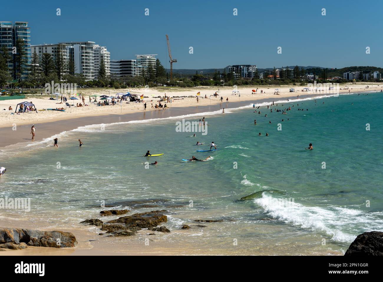 Blick nach Norden entlang des Kirra Beach an einem schönen Sommertag. Gold Coast, Queensland, Australien Stockfoto