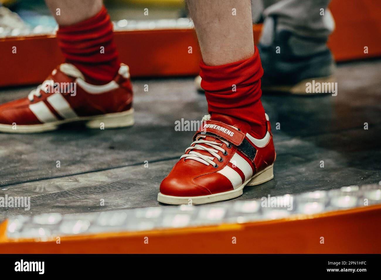 Beine männlicher Powerlifter in Hockschuhen zum Gewichtheben Sabo Gym beim Powerlifting-Wettbewerb Stockfoto