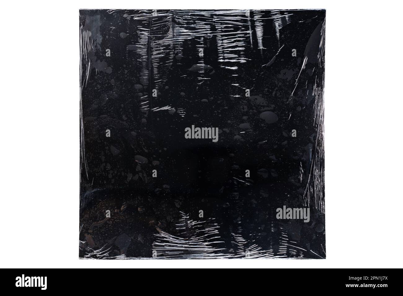 Schwarze Schallplattenabdeckung aus Vinyl, in Kunststoff verpackt, isoliert auf weißem Hintergrund mit Beschneidungspfad Stockfoto