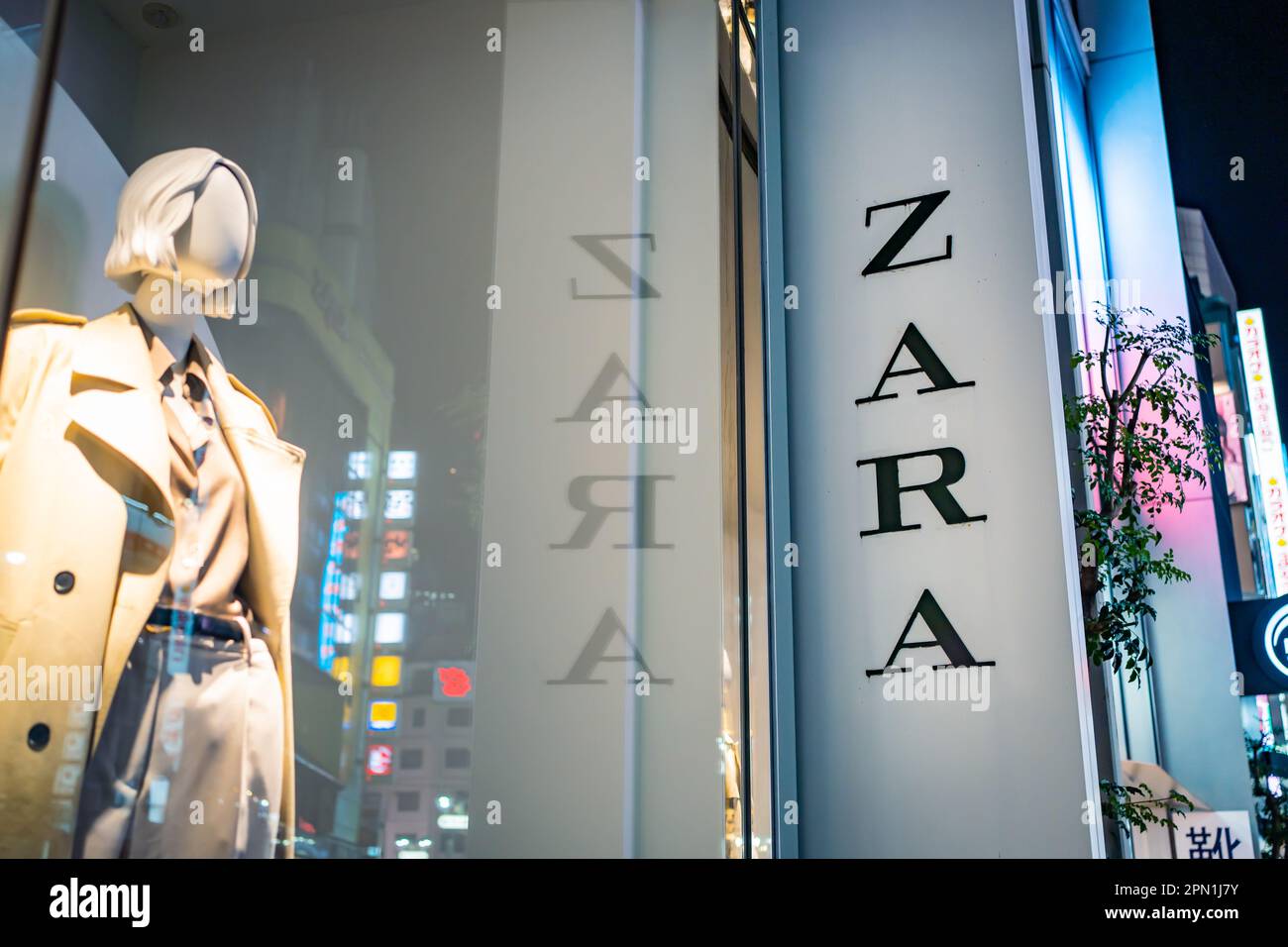 Tokio, Japan - 14. Februar 2023: Zara-Logo vor dem Shop in Japan. Stockfoto