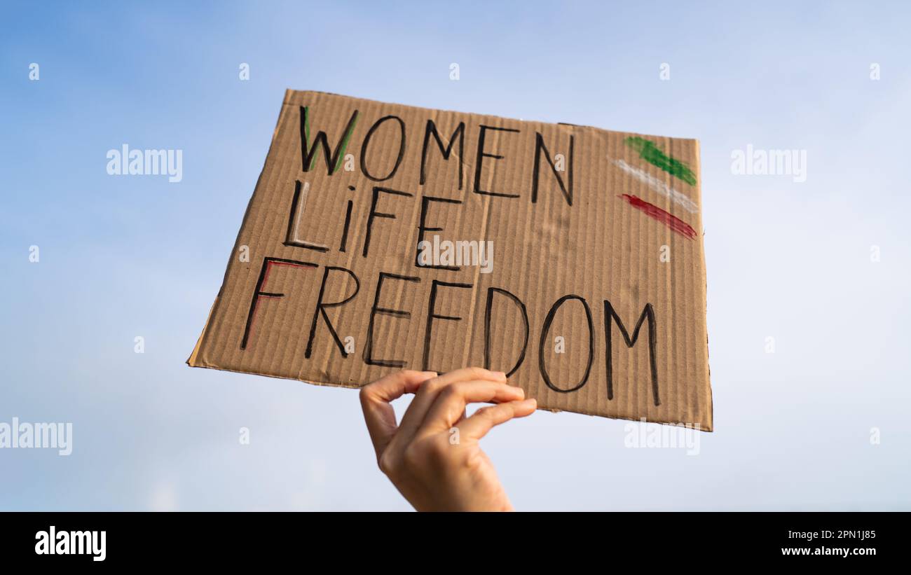 Demonstranten mit Plakat „Frauen, Leben, Freiheit“ Stockfoto