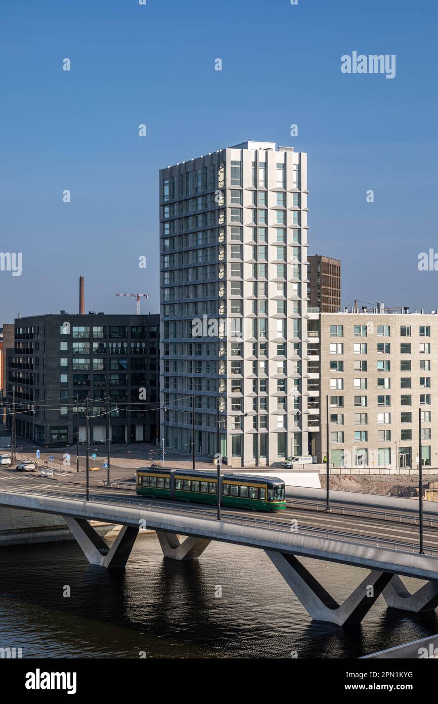 Straßenbahn 405 der Linie 9, die die Atlantinsilta-Brücke im neu gebauten Wohnviertel Jätkäsaari oder Länsisatama in Helsinki, Finnland, überquert Stockfoto