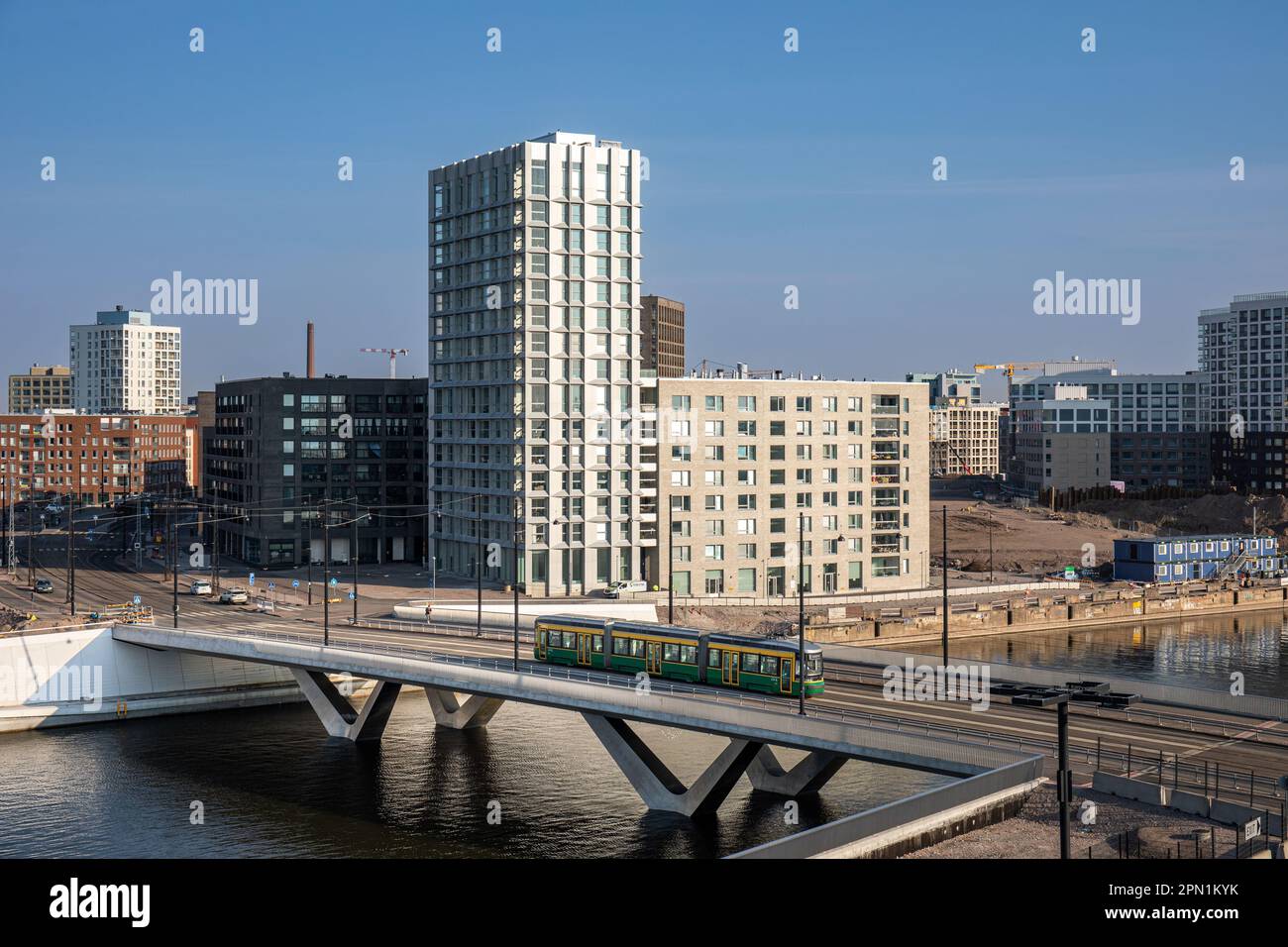 Von oben aus bietet sich ein Blick auf die Straßenbahn 427 der Linie 9, die die Atlantinsilta-Brücke im neu gebauten Länsisatama oder Jätkäsaari-Wohnviertel von Helsinki, Finnland, überquert Stockfoto